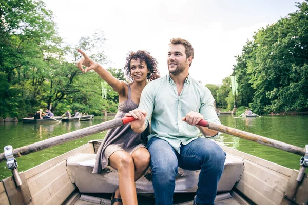 Couple on boat — Zdjęcie stockowe