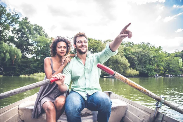 Koppel op boot — Stockfoto