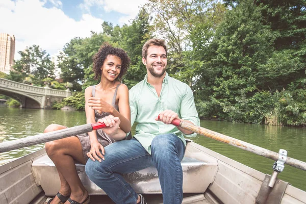 Paar auf dem Boot — Stockfoto
