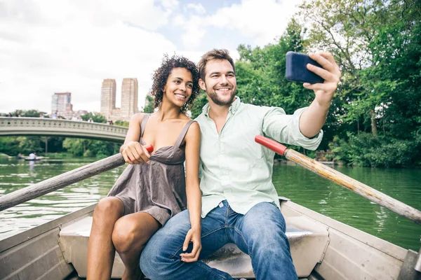Par på båt — Stockfoto
