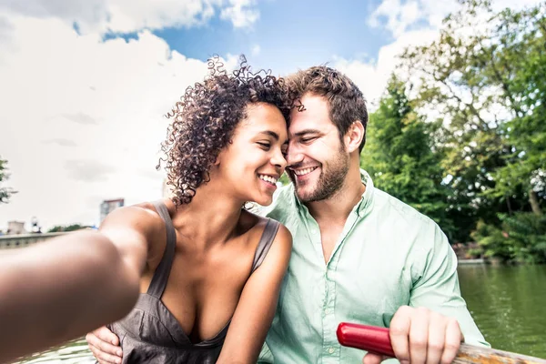 Pareja en barco —  Fotos de Stock