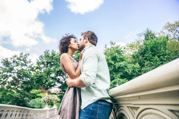 Couple of lovers in Central Park — Stock Photo, Image