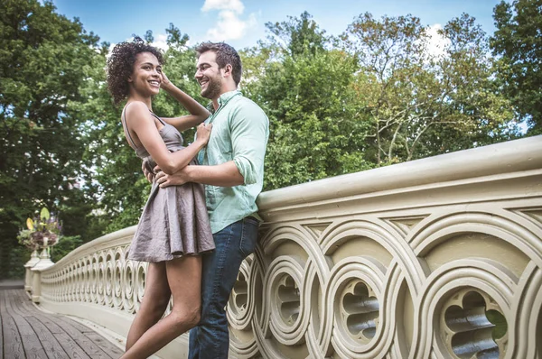Par älskare i Central Park — Stockfoto