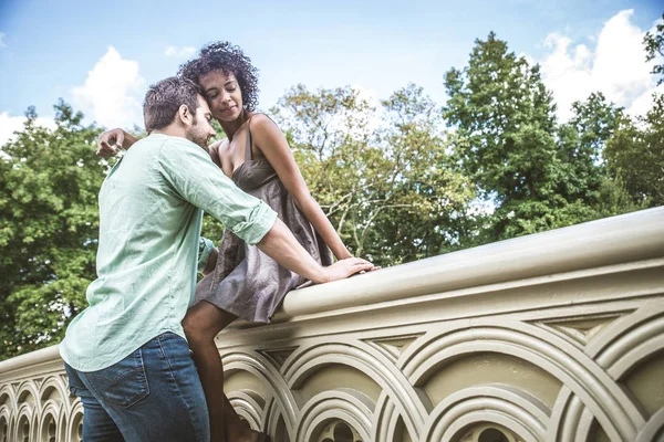 Casal de amantes no Central Park — Fotografia de Stock