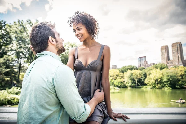 Casal de amantes no Central Park — Fotografia de Stock