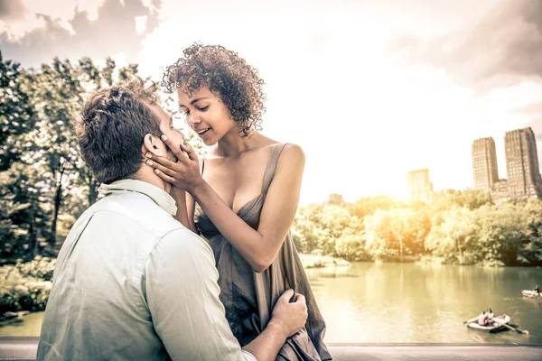 Couple of lovers in Central Park — Stock Photo, Image