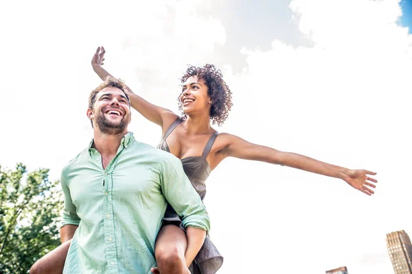 Verliebtes Paar hat Spaß — Stockfoto