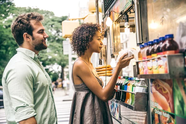 Pareja en quiosco en Nueva York —  Fotos de Stock