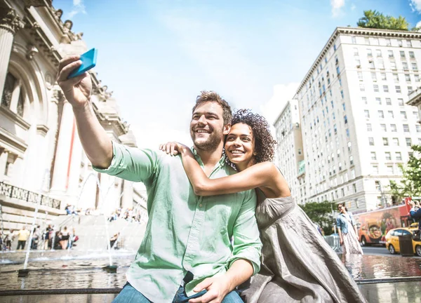 Couple d'amoureux prenant un selfie — Photo