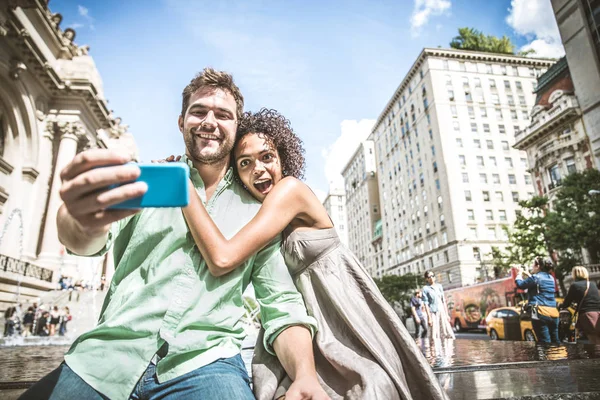 Couple d'amoureux prenant un selfie — Photo