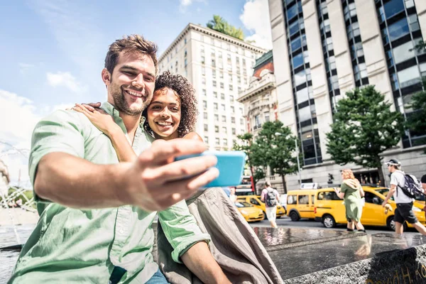 Couple of lovers taking a selfie — Stock Photo, Image