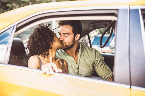 Casal em um táxi em Manhattan — Fotografia de Stock