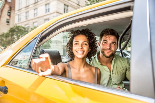 Pareja en taxi en Manhattan —  Fotos de Stock