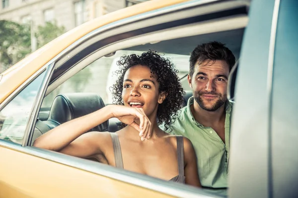 Pareja en taxi en Manhattan —  Fotos de Stock