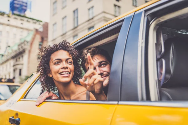 Pareja en taxi en Manhattan — Foto de Stock