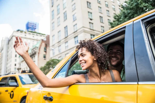 Couple on a taxi in Manhattan — Stock Photo, Image