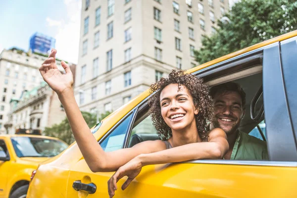 Casal em um táxi em Manhattan — Fotografia de Stock