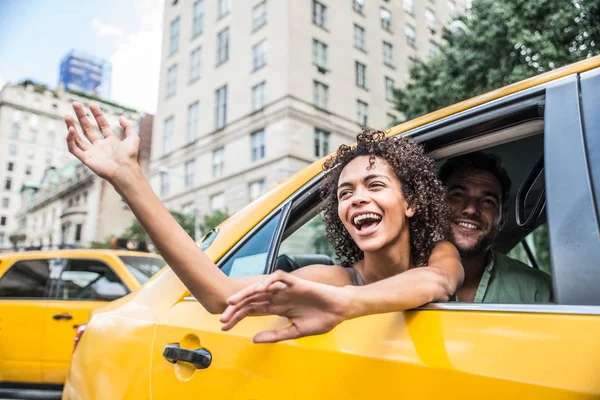 Пара на таксі в Манхеттен — стокове фото