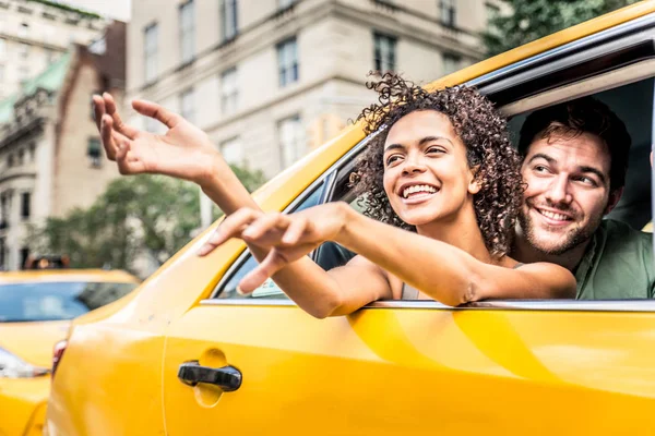 Paar im Taxi in Manhattan — Stockfoto