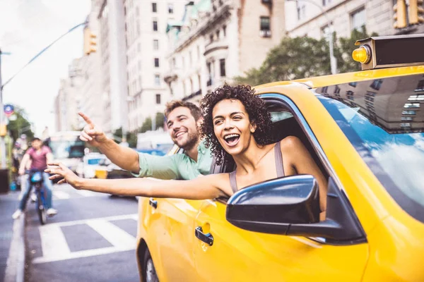 Casal em um táxi em Manhattan — Fotografia de Stock