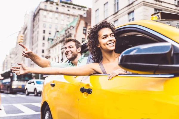 Pareja en taxi en Manhattan — Foto de Stock