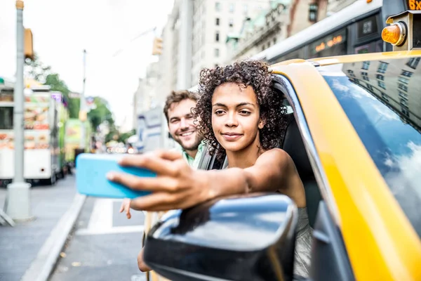 Couple on a taxi in Manhattan — Stock Photo, Image