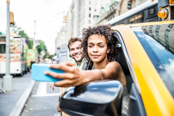 Paar im Taxi in Manhattan — Stockfoto