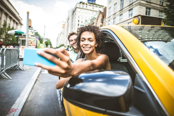 Casal em um táxi em Manhattan — Fotografia de Stock