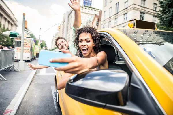 Casal em um táxi em Manhattan — Fotografia de Stock