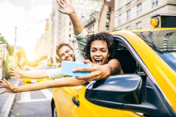 Casal em um táxi em Manhattan — Fotografia de Stock