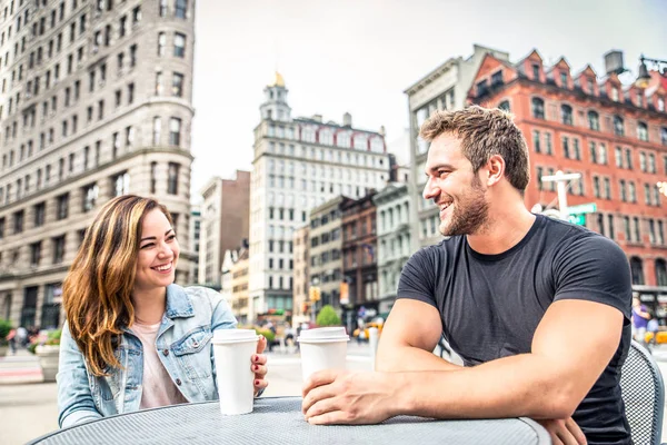 Couple in a bar outdoors — Stock Photo, Image