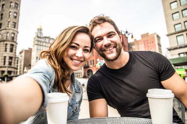 Paar in einer Bar im Freien — Stockfoto