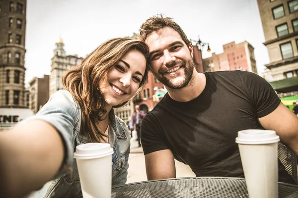 Paar in einer Bar im Freien — Stockfoto