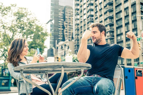 Coppia in un bar all'aperto — Foto Stock