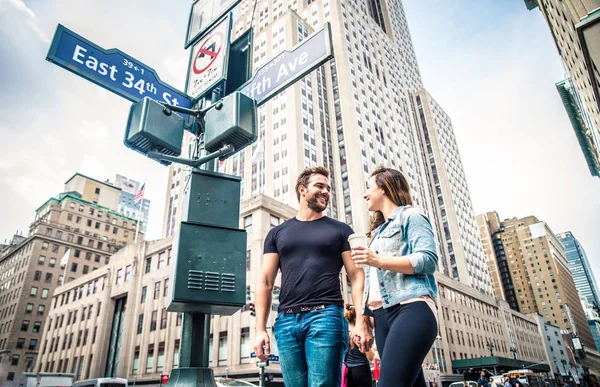 Pareja caminando en Nueva York — Foto de Stock
