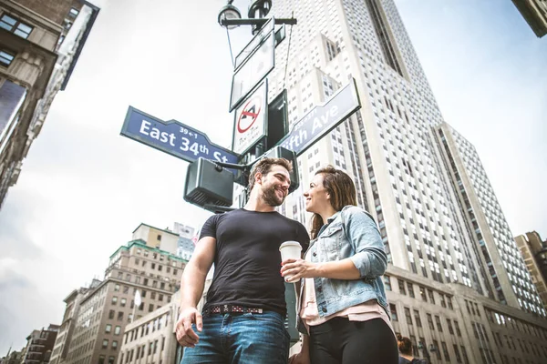 Caminhada de casal em Nova York — Fotografia de Stock