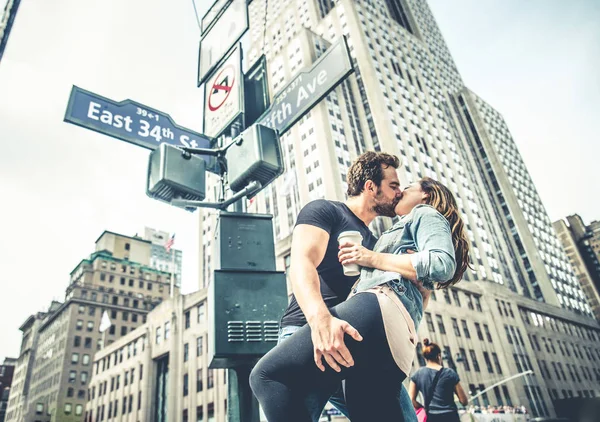 Cuplu de mers pe jos în New York — Fotografie, imagine de stoc