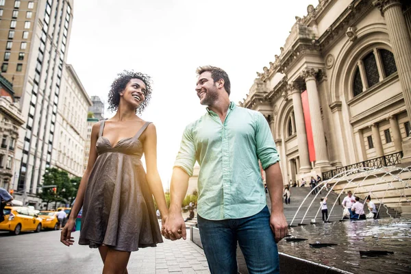 Couple marchant à New York — Photo