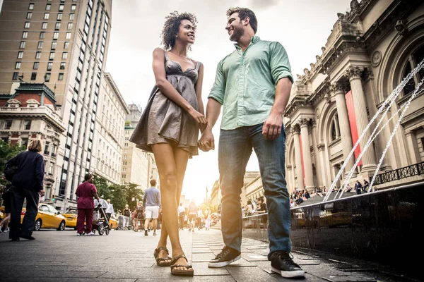 Пара ходьба в Нью-Йорку — стокове фото