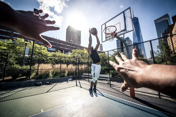 Баскетболисты играют на корте — стоковое фото