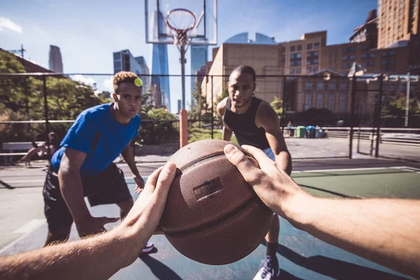 Basketbol oyuncu sahada oynayan — Stok fotoğraf