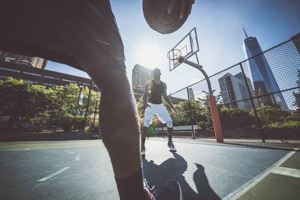 Basketbol oyuncu sahada oynayan — Stok fotoğraf