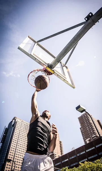Баскетболист делает бросок — стоковое фото
