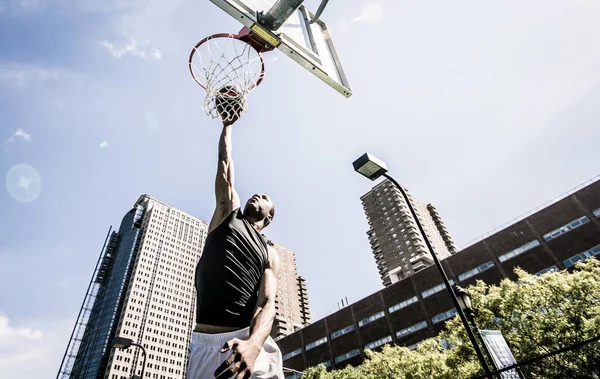 Basketball player making dunk — Stock Photo, Image