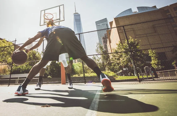 Twee basketbalspelers opknoping rond en plezier — Stockfoto