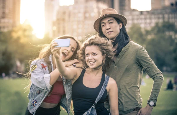 Gruppe von Freunden amüsiert sich im Central Park — Stockfoto