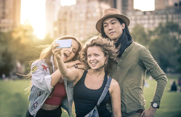 Groep vrienden plezier in central park — Stockfoto