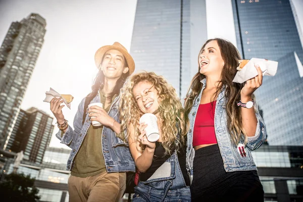 Freunde haben Spaß in New York — Stockfoto