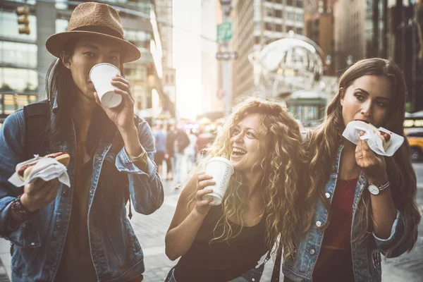 Vrienden hebben plezier in New york — Stockfoto