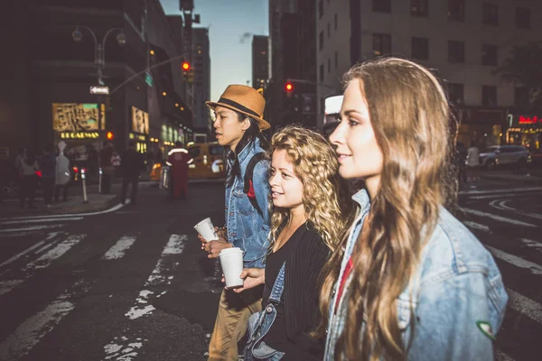 Vänner att ha kul i New york — Stockfoto